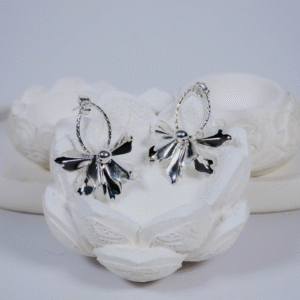 ARETES EN FLOR ELEGANTES PLATEADOS