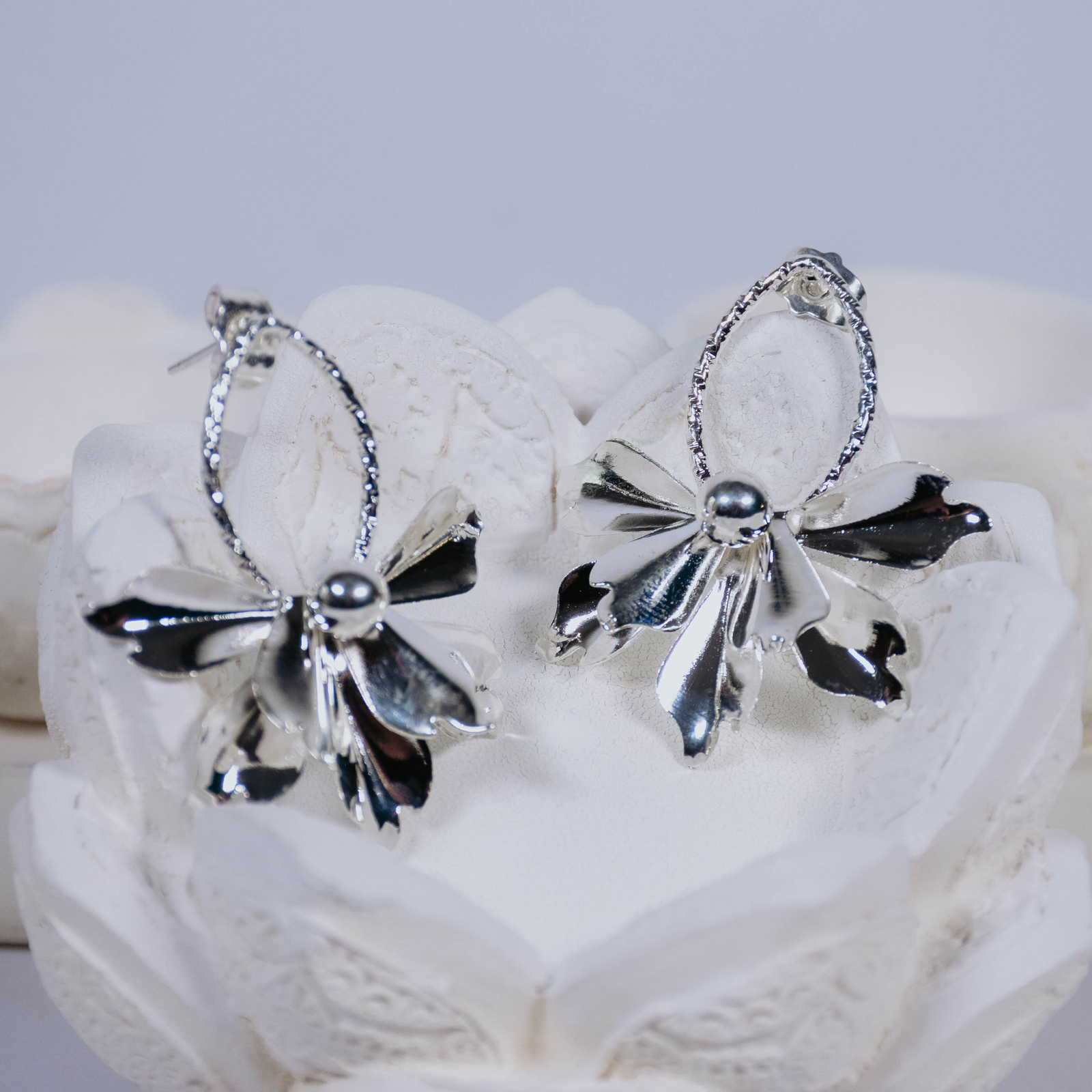 ARETES EN FLOR ELEGANTES PLATEADOS - Imagen 2