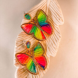 ARETES MARIPOSA ARCOIRIS - TEJIDOS EN HILO