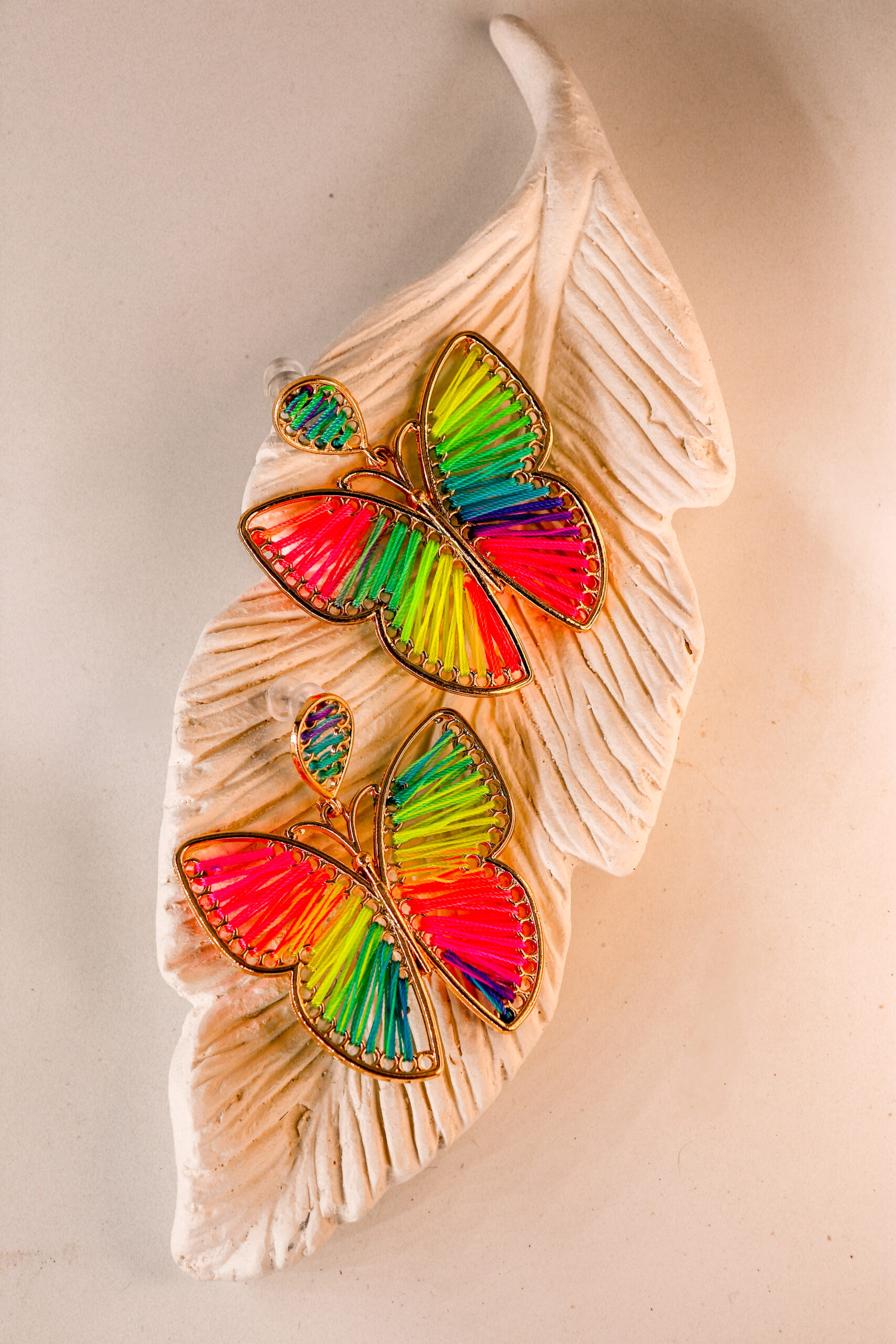 ARETES MARIPOSA ARCOIRIS - TEJIDOS EN HILO