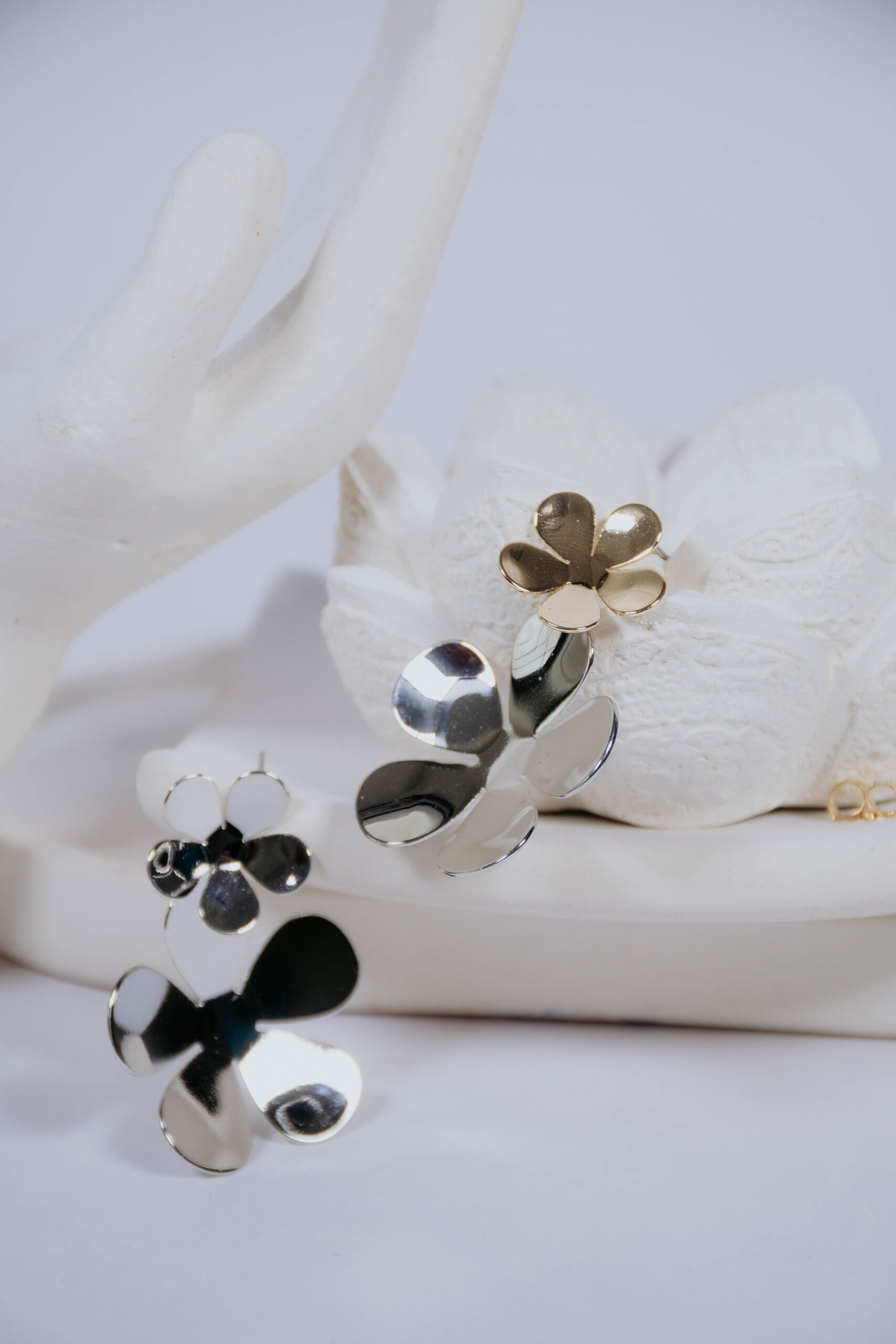 ARETES DUO FLOR EN COVER GOLD - Imagen 2