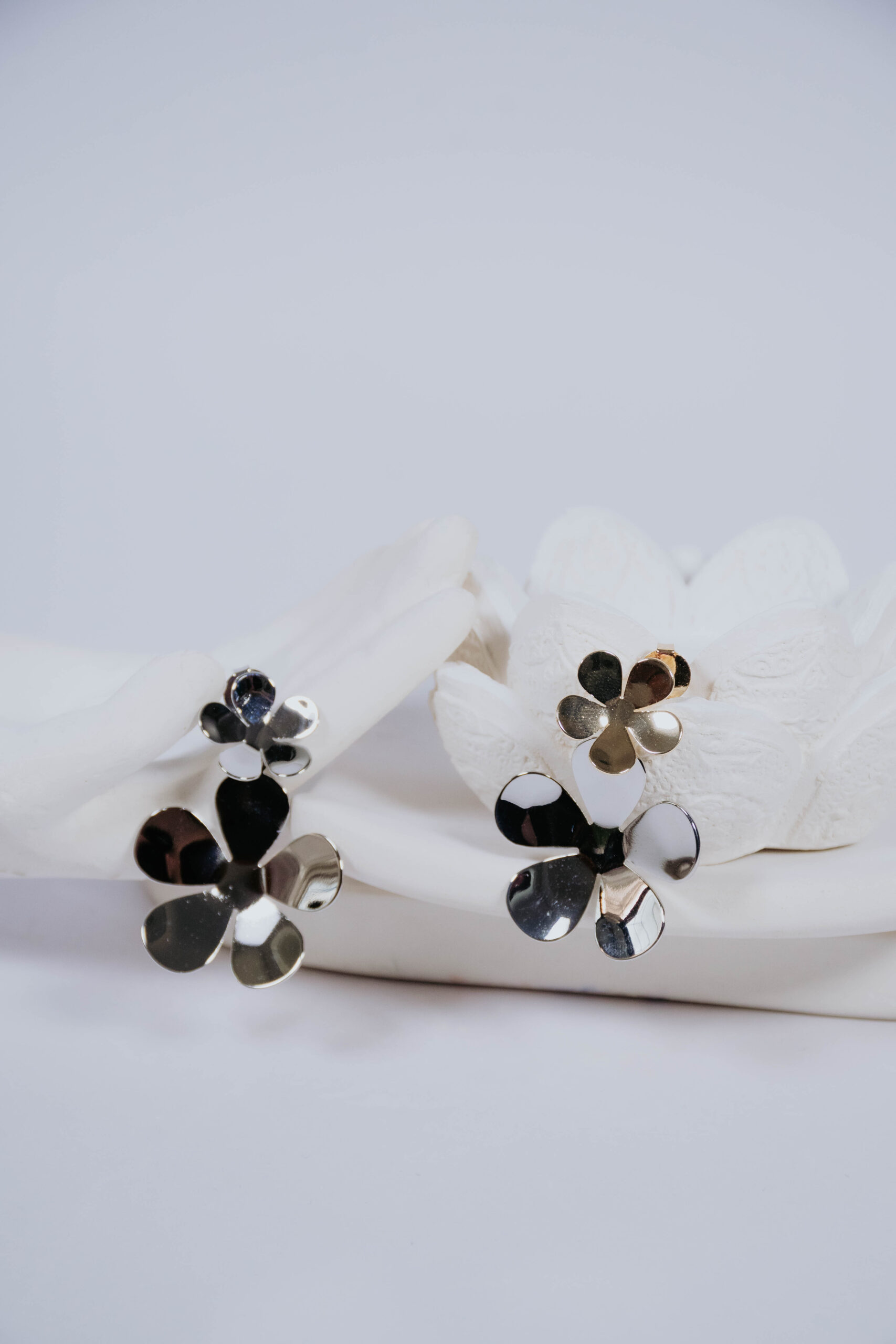 ARETES DUO FLOR EN COVER GOLD