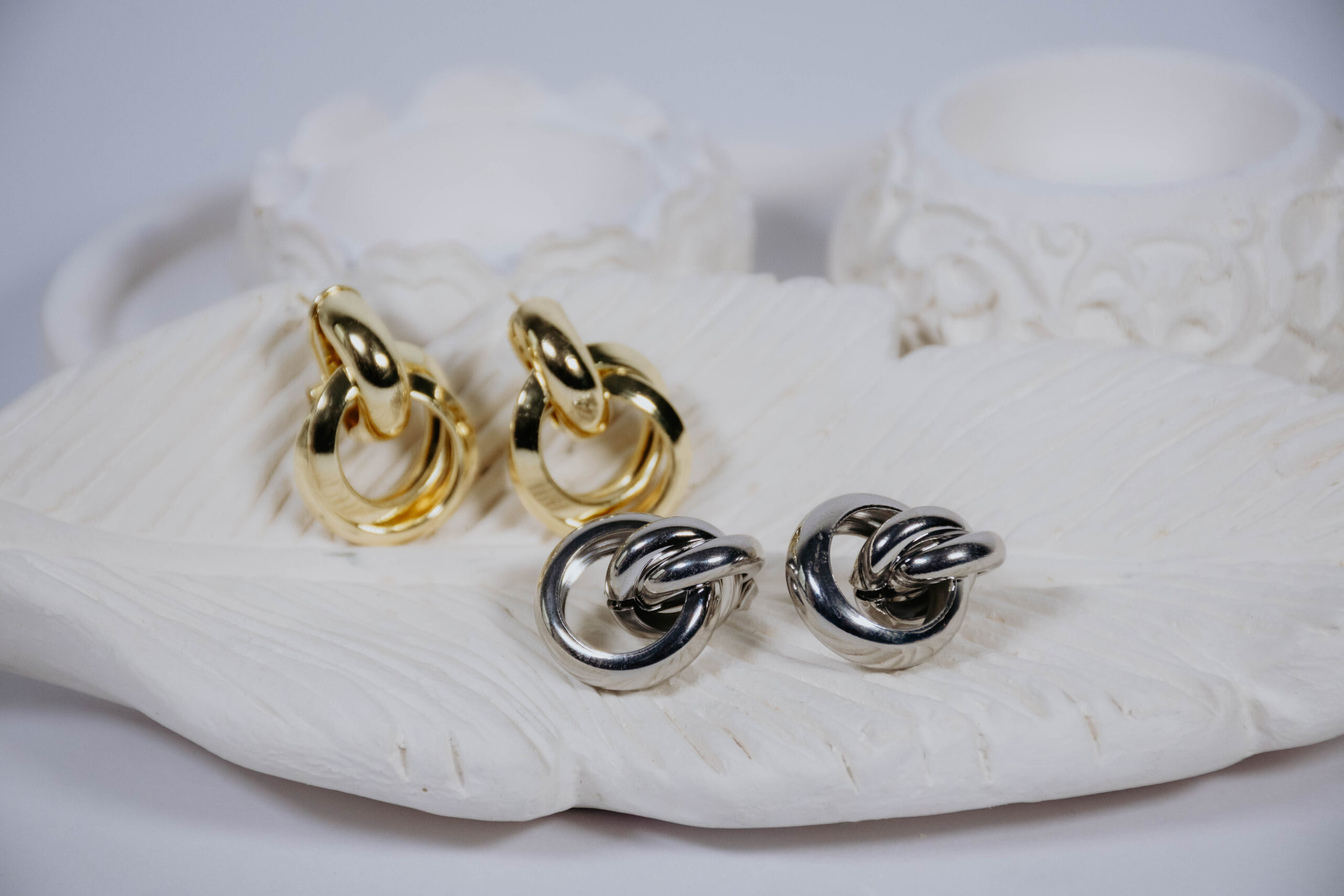 ARETES NUDO EN COVER GOLD (PLATEADOS Y DORADOS) - Imagen 4