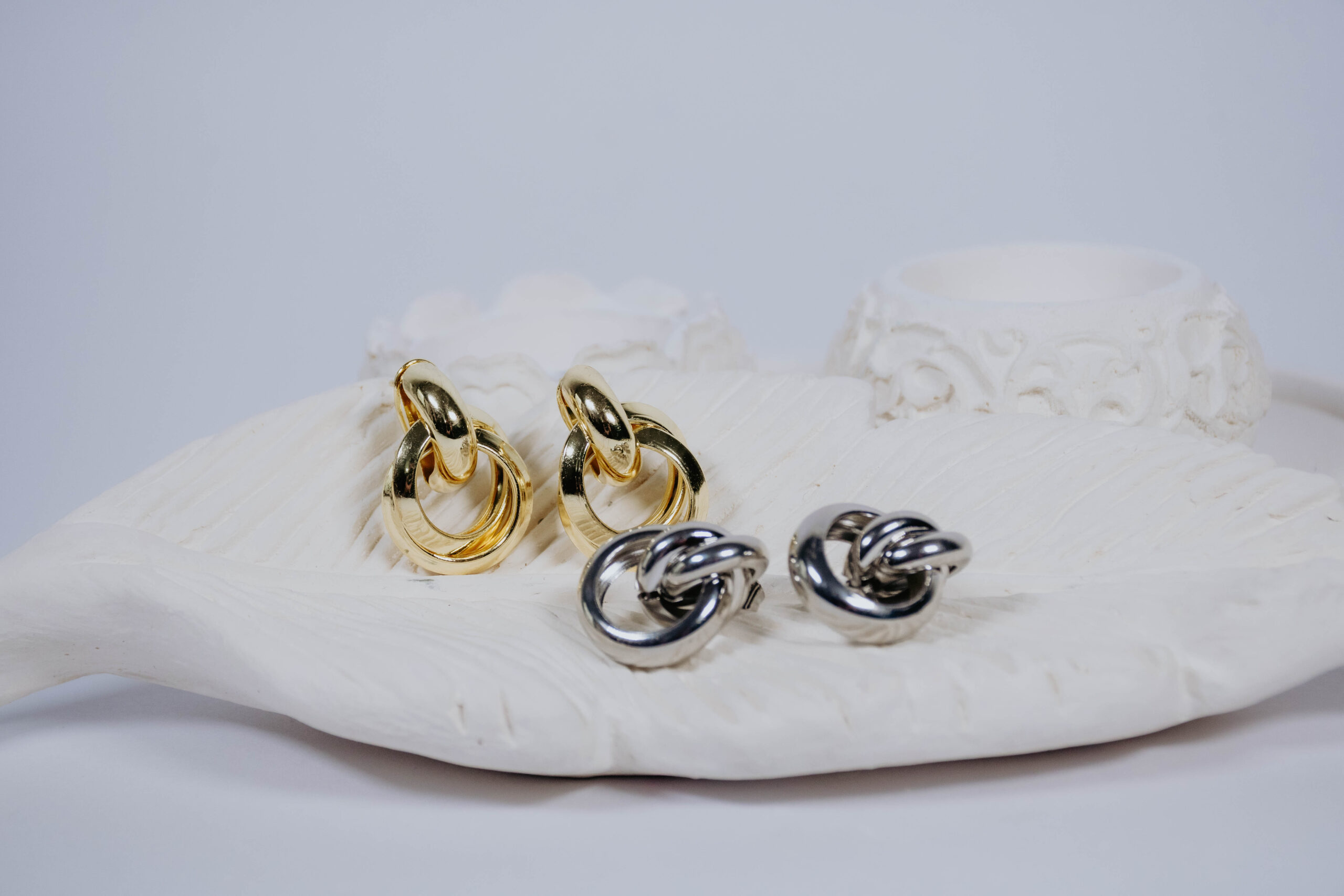 ARETES NUDO EN COVER GOLD (PLATEADOS Y DORADOS) - Imagen 3