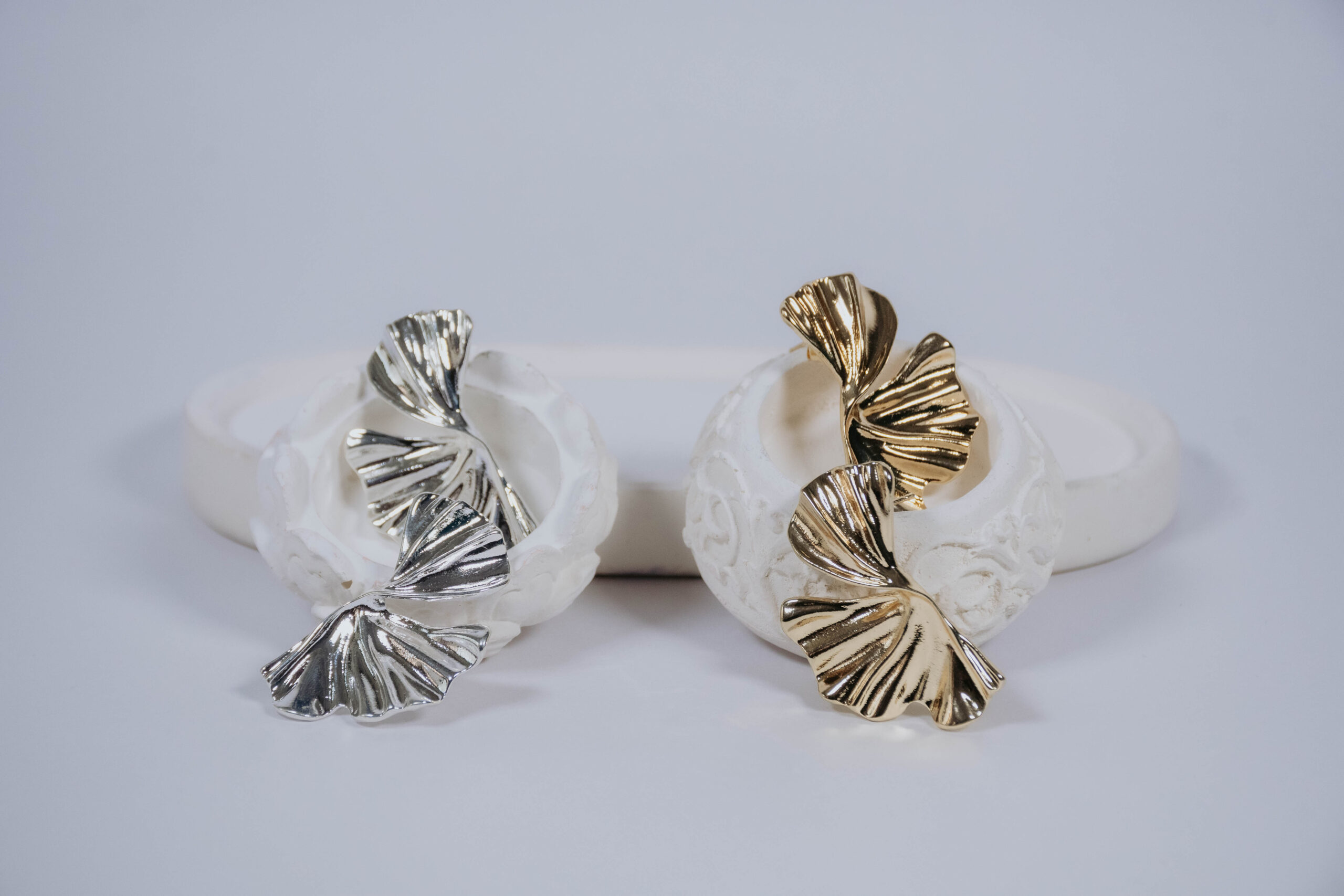 ARETES MEDIA LUNA EN COVER GOLD (PLATEADOS Y DORADOS)