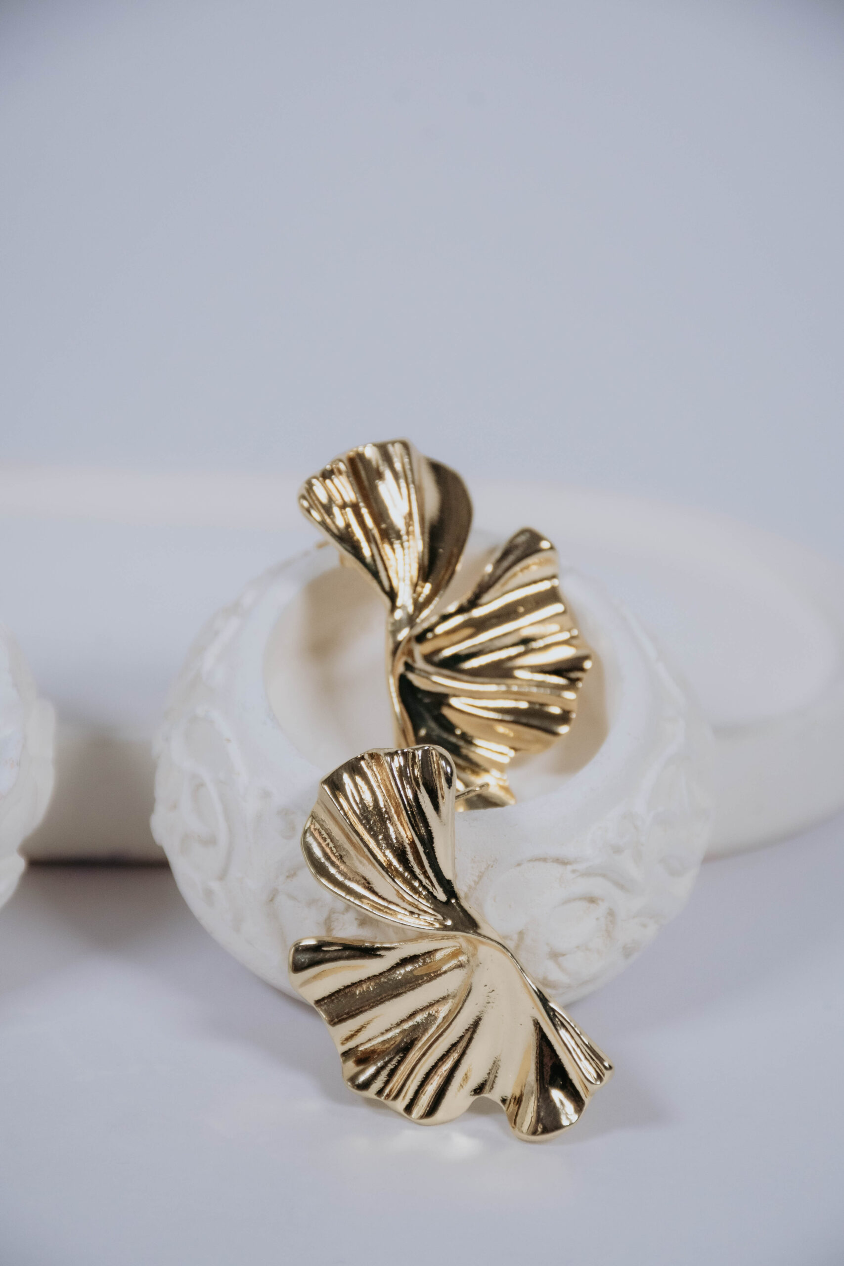 ARETES MEDIA LUNA EN COVER GOLD (PLATEADOS Y DORADOS) - Imagen 3